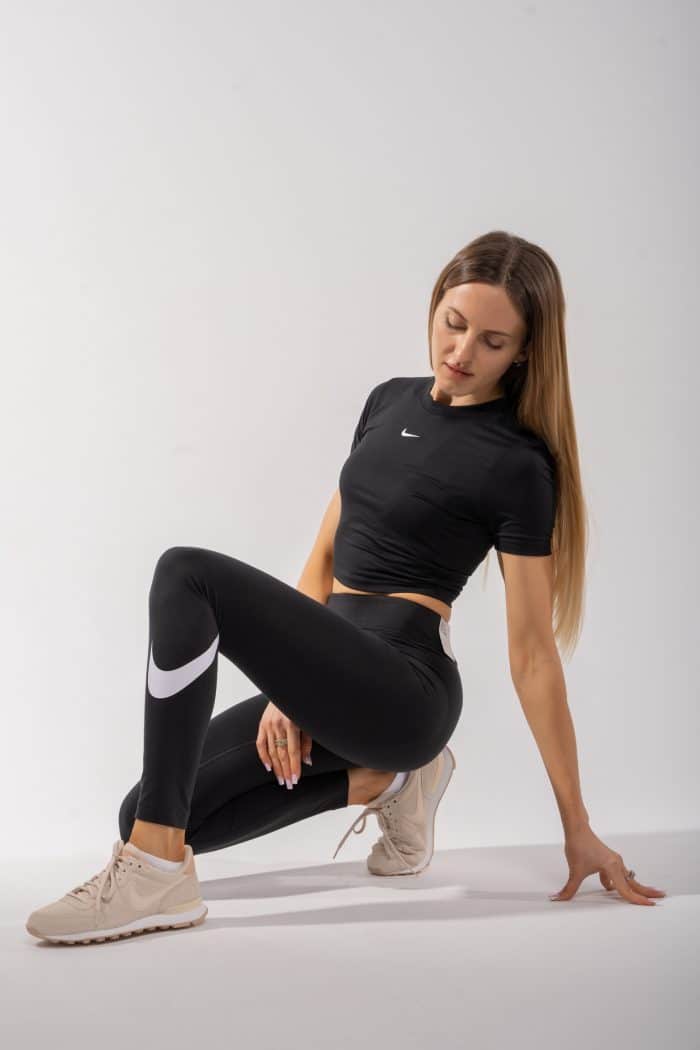 Леггинсы Nike Sportswear Essential Mid-Rise Swoosh Leggings Black CZ8530-010